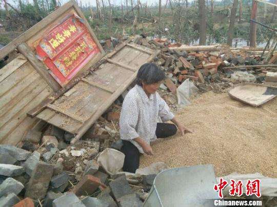 龍卷風(fēng)摧殘現(xiàn)場 龍卷風(fēng)摧殘現(xiàn)場