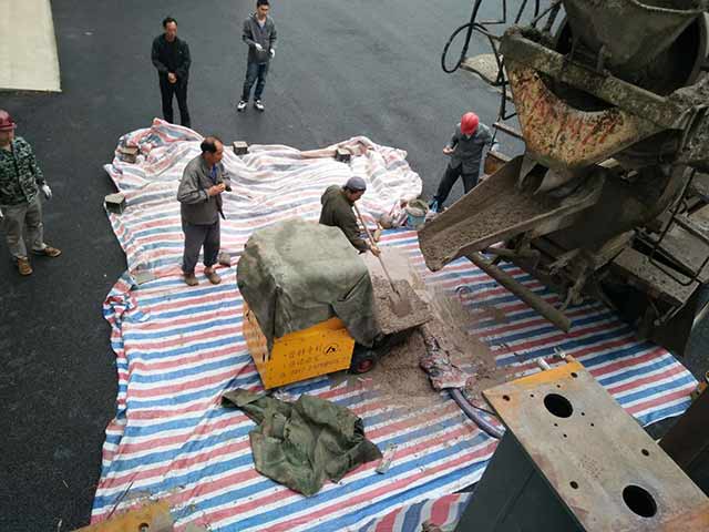 小型混凝土輸送泵現(xiàn)場施工 小型混凝土輸送泵現(xiàn)場施工