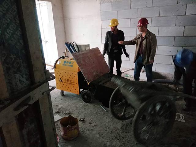 小型混凝土輸送泵現(xiàn)場施工 小型混凝土輸送泵現(xiàn)場施工