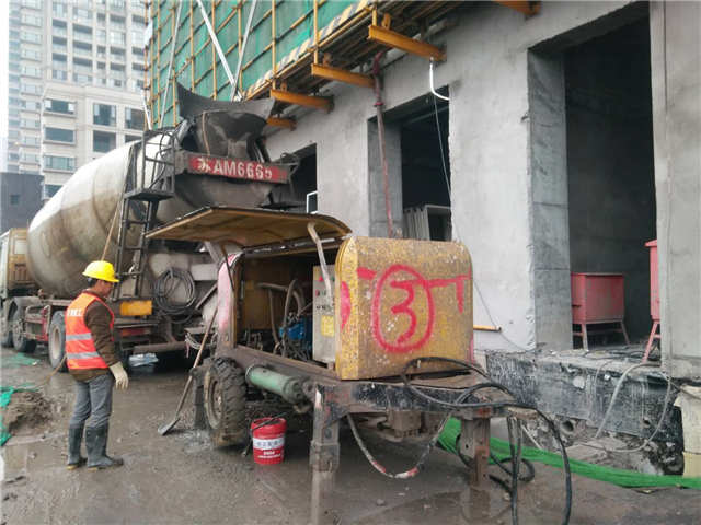 自攪灰細石混凝土泵施工現場 自攪灰細石混凝土泵施工現場